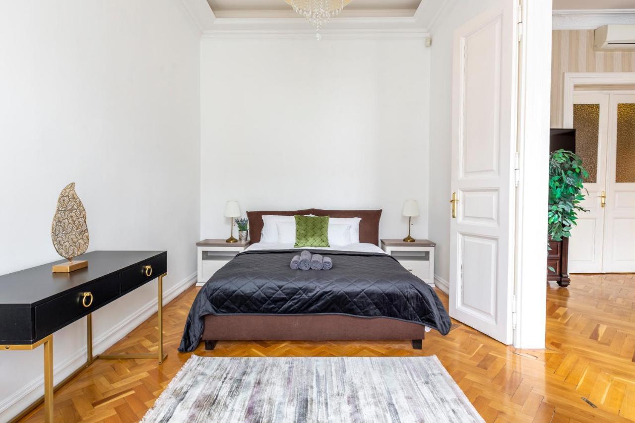 Luxury Central Home Next To The New York Cafe — Photos 2